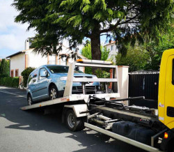 Dépanneur automobile pour enlèvement immédiat d'une voiture accidentée  